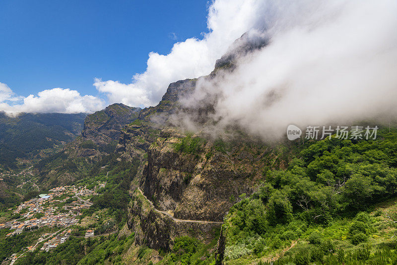 Miradouro do Curral das Freiras的视角与壮观的尼姑山谷在马德拉岛